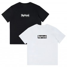 Supreme New Arrival T-Shirt Classic black-and-white lettering print Relaxed fit for comfort Stylish silhouette Unisex couple's style